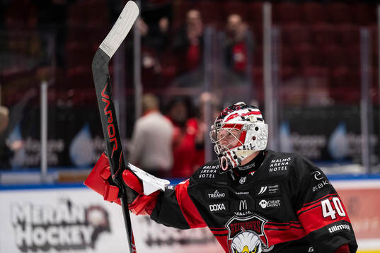 Malmö Redhawks målvakt Oskar Blomgren jublar