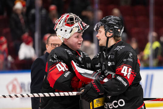 Malmö Redhawks målvakt Oskar Blomgren och Lauri Pajuniemi