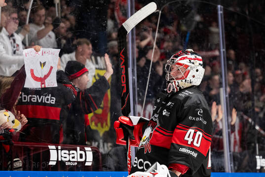 Malmö Redhawks målvakt Oskar Blomgren jublar