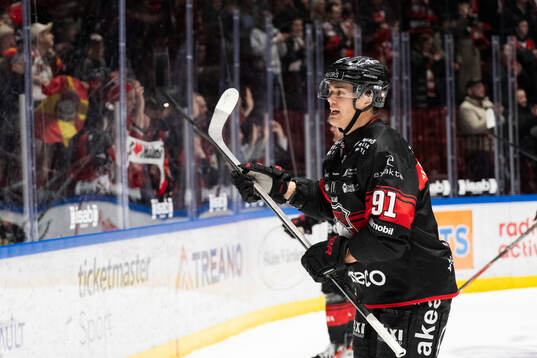Malmö Redhawks Axel Sundberg jublar