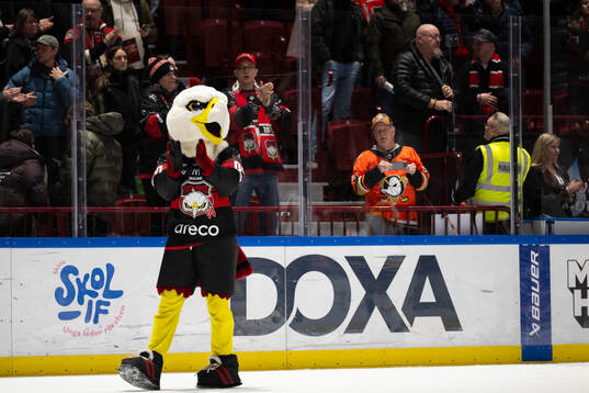 Malmö Redhawks maskot jublar
