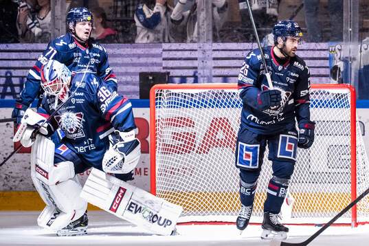 Linköpings målvakt Waltteri Ignatjew och Max Martin deppar
