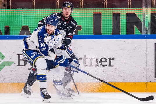 Leksands Peter Cehlarik och Linköpings Nicholas Shore