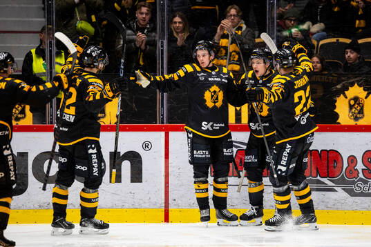 Skellefteås Pontus Johansson  blir grattad