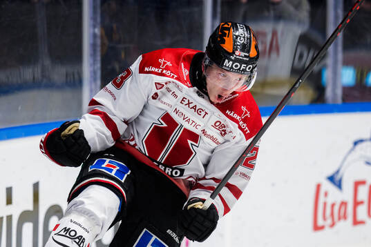 Örebros Egor Polin jublar