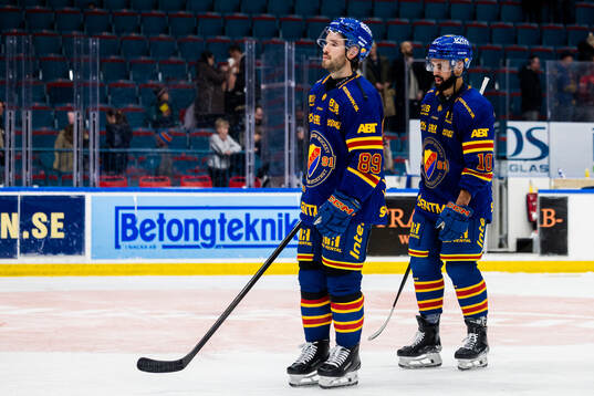 Djurgårdens Oula Palve och Oliver Kylington deppar