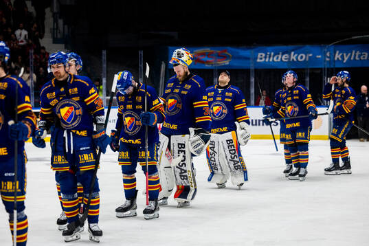 Djurgårdens målvakt Magnus Hellberg deppar med lagkamrater