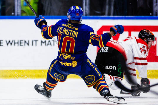 Djurgårdens Oliver Kylington och Örebros Teemu Turunen
