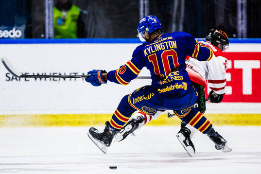 Djurgårdens Oliver Kylington och Örebros Teemu Turunen