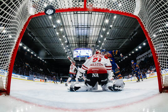 Djurgårdens Colby Sissons gör 3-4 bakom Örebros målvakt