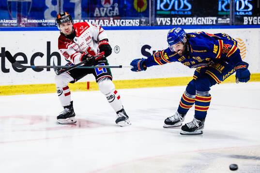 Örebros David Quenneville och Djurgårdens Ludvig Rensfeldt
