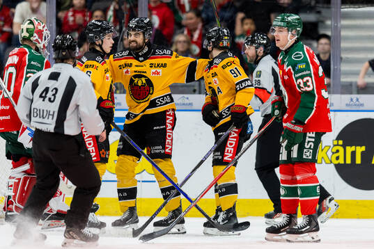 Luleås Isac Hedqvist jublar med Frederic Allard och Brian