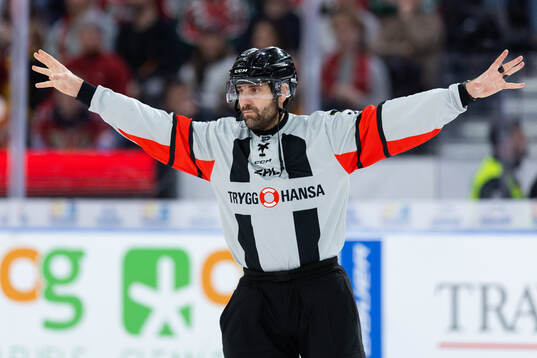 Domare Mikael Sjöqvist signalerar för ej mål