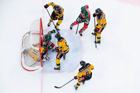 Frölundas Arttu Ruotsalainen åker in i Luleås målvakt