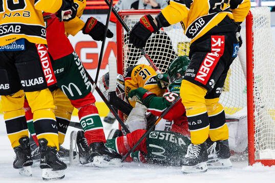 Frölundas Arttu Ruotsalainen åker in i Luleås målvakt