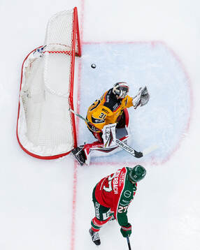 Frölundas Max Lindholm (ej i bild) reducerar till 1-2 på