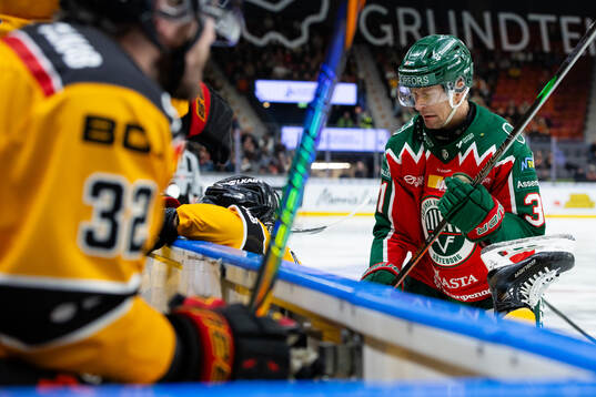 Frölundas Nicklas Lasu tacklar Luleås Brian O'Neill