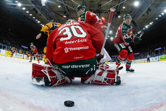 Luleås Isac Hedqvist styr in 0-2 i mål bakom Frölundas