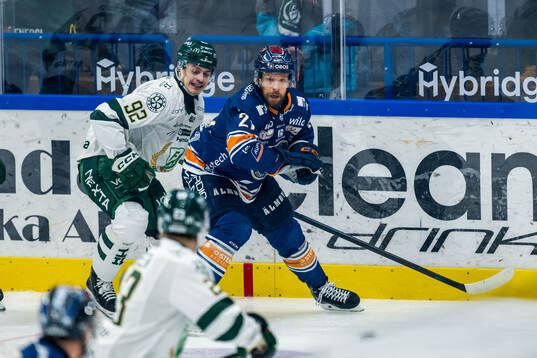 Färjestads Lucas Forsell och Växjös Brian Cooper