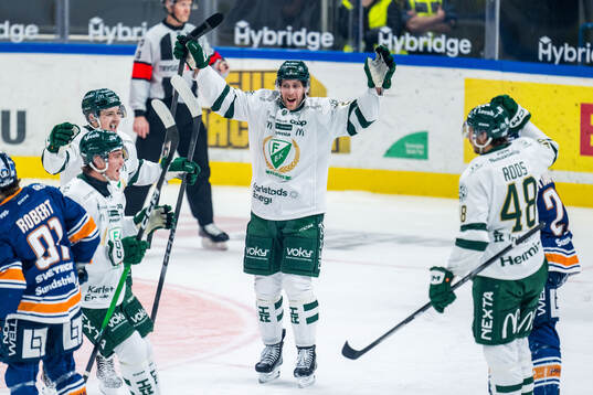 Färjestads Per Åslund jublar