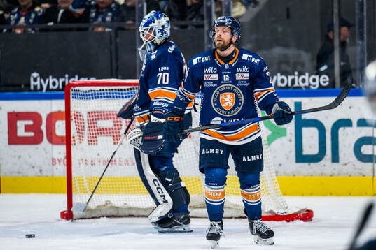 Växjös målvakt Adam Åhman och Brian Cooper deppar