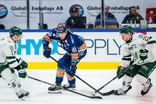 Färjestads Joel Kellman och Växjös Eemeli Suomi och