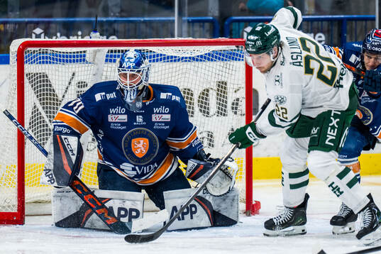 Växjös målvakt Adam Åhman och Färjestads Per Åslund