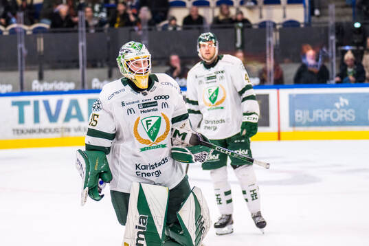 Färjestads målvakt Melker Thelin deppar