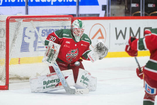 målvakt Lovisa Persson innan ishockeymatchen i SDHL mellan