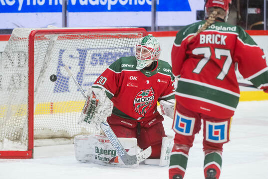 Modos målvakt Lovisa Persson innan ishockeymatchen i SDHL