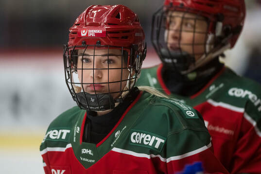 Modos Alyssa Mcleod innan ishockeymatchen i SDHL mellan