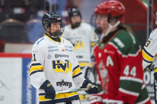 HV71s Alva Solberg innan ishockeymatchen i SDHL mellan Modo