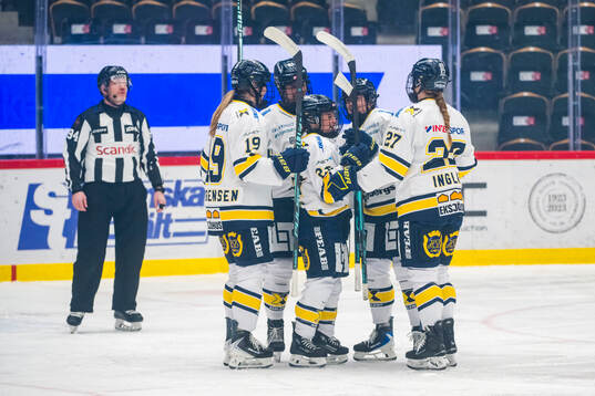 HV71s Rachel Weiss jublar med lagkamraterna
