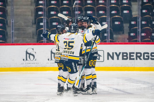 HV71s Julia Shaunessy jublar med lagkamraterna