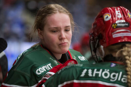 Modos målvakt Lovisa Persson deppar