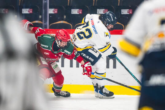 Modos Linnéa Andersson och HV71s Rachel Weiss