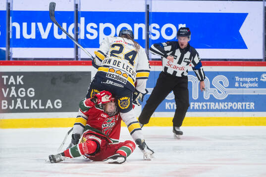 HV71s Adriana Van De Leest och Modos Ebba Berglund