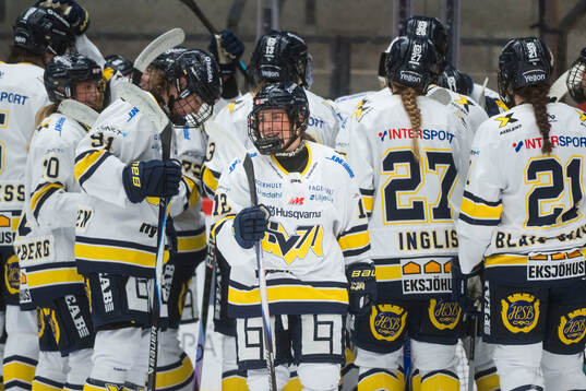 HV71s Eimear Leacy jublar