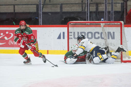 Modos Alyssa Mcleod och målvakt Tindra Holm och HV71s