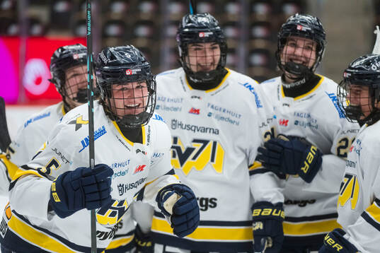 HV71s Julia Shaunessy jublar med lagkamraterna