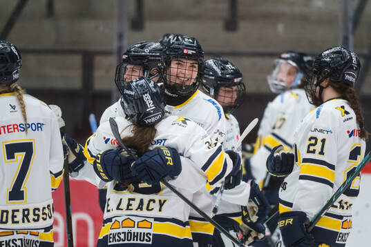 HV71s Adriana Van De Leest jublar