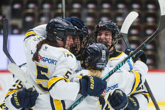 HV71s Julia Shaunessy jublar med lagkamraterna