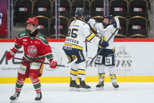 HV71s Alva Johansson jublar med Kennedy Bobyck