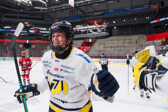 HV71s Julia Shaunessy jublar