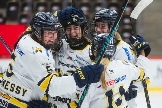 HV71s Julia Shaunessy jublar med lagkamraterna