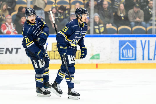 HV71s William Ignberg Nilsson och Victor Laz jublar