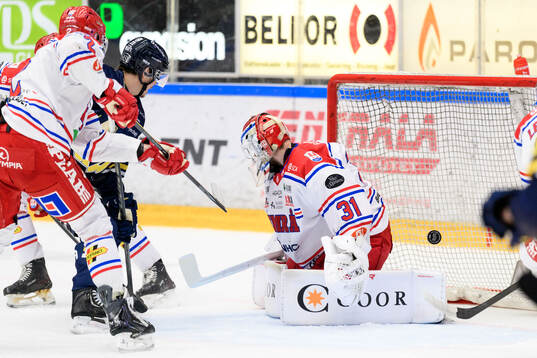 HV71s Victor Laz och Timrås målvakt Tim Juel