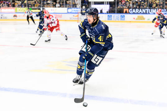 HV71s Riley Woods