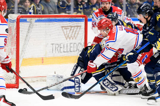 Timrås David Lilja och HV71s målvakt Felix Sandström