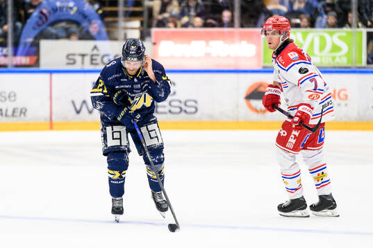 HV71s Mattias Tedenby deppar och Timrås Marcus Hardegård
